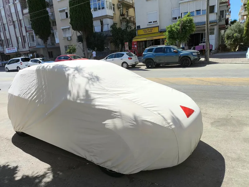 Beyaz araba kılıfıyla örtülmüş otomobil – ANT BRANDA