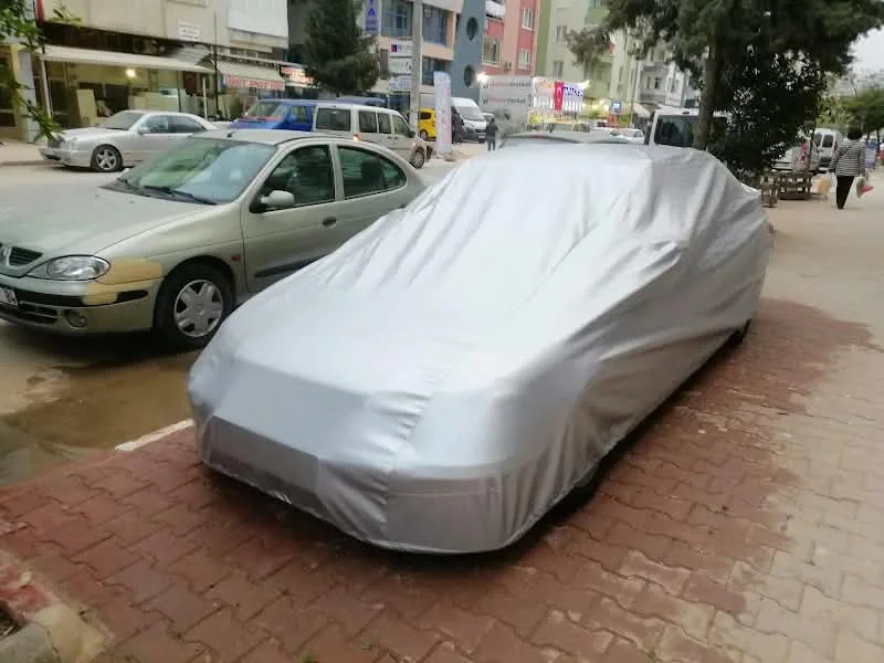Gri araba kılıfıyla örtülmüş sedan otomobil – ANT BRANDA