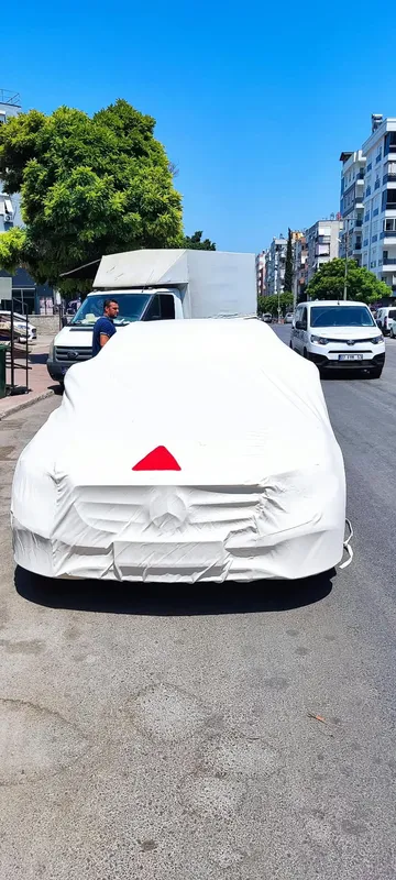 Önden görünüm, beyaz araba kılıfı uygulaması – ANT BRANDA