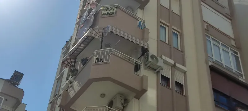 Apartman balkonlarında gri çizgili körüklü tente uygulaması – ANT BRANDA