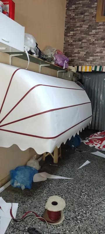 Kırmızı biyeli beyaz körüklü tente, atölyede – ANT BRANDA