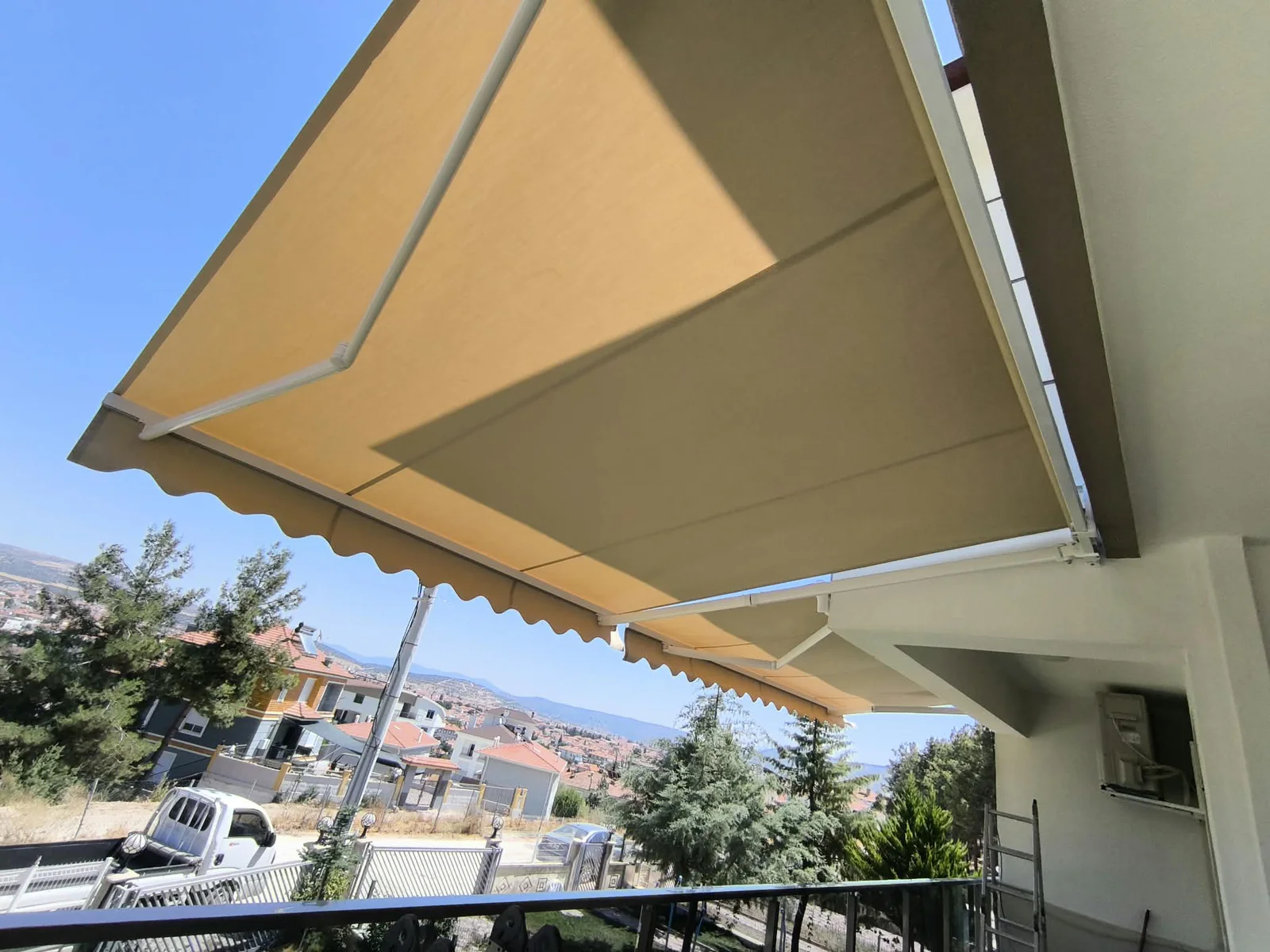 Alt açıdan açık bej renkli mafsallı tente uygulaması – ANT BRANDA